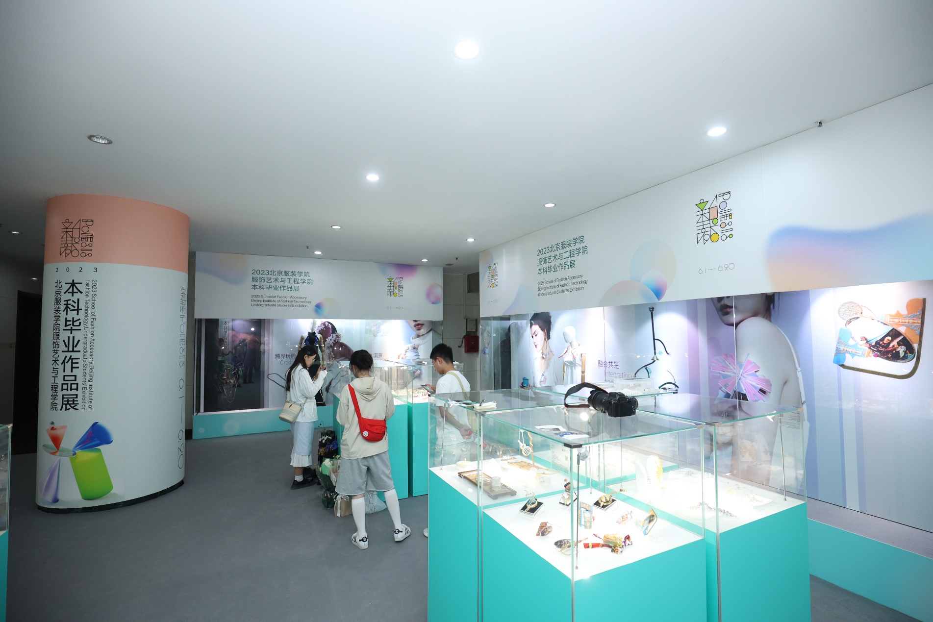 22服饰艺术与工程学院展区展览实景｜5号楼大厅.jpg