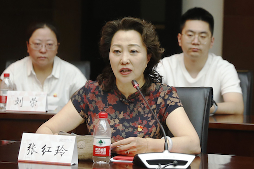 “先进基层党组织”代表张红玲同志发言.jpg