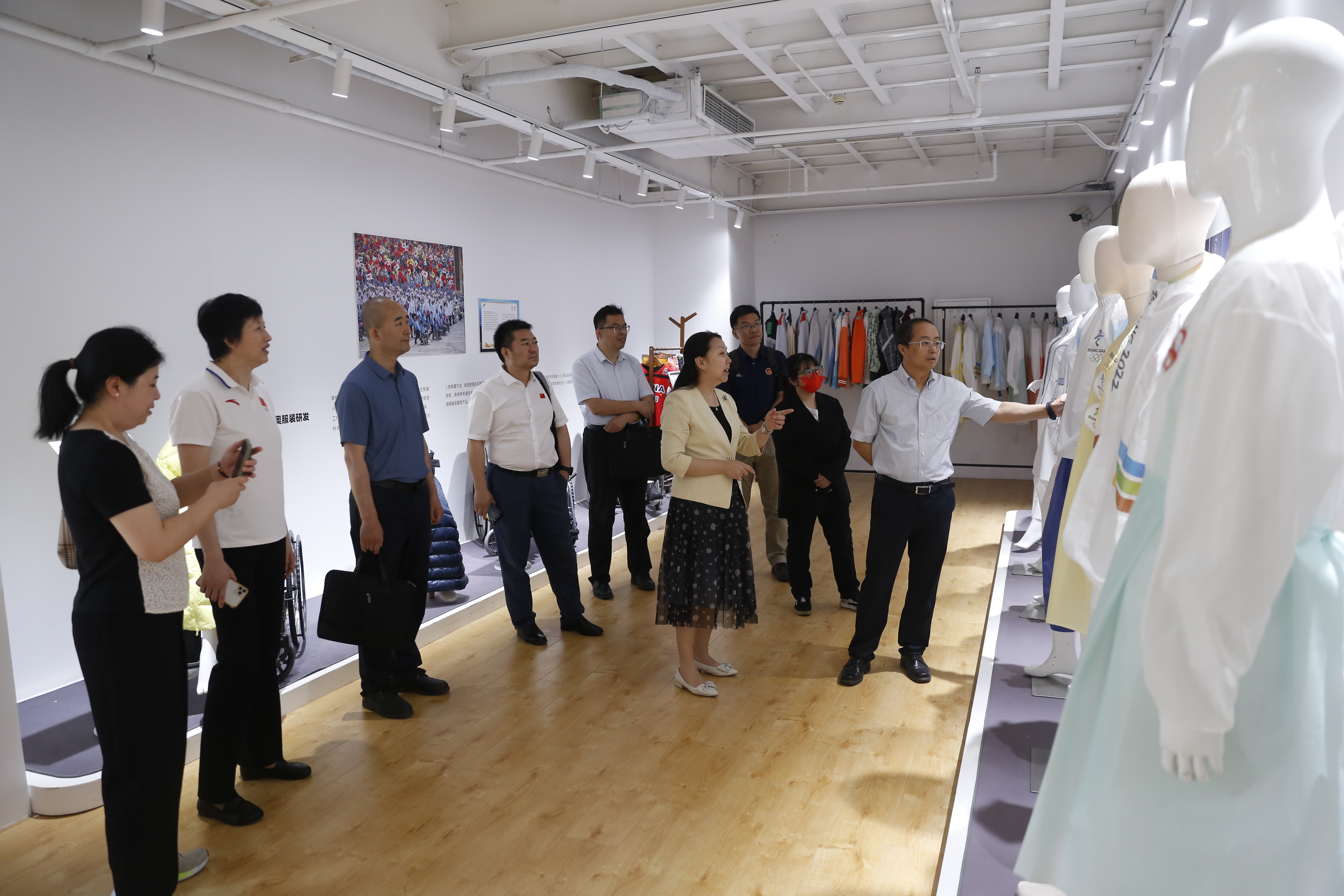 参观“为人民而设计”——北京服装学院服务国家重大项目服装设计成果展.JPG