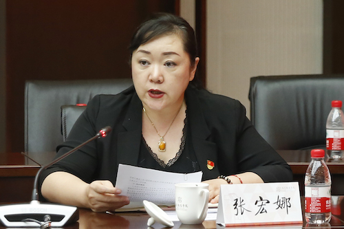 党委常委、宣传部部长张宏娜传达上级有关主题教育工作的通知.jpg