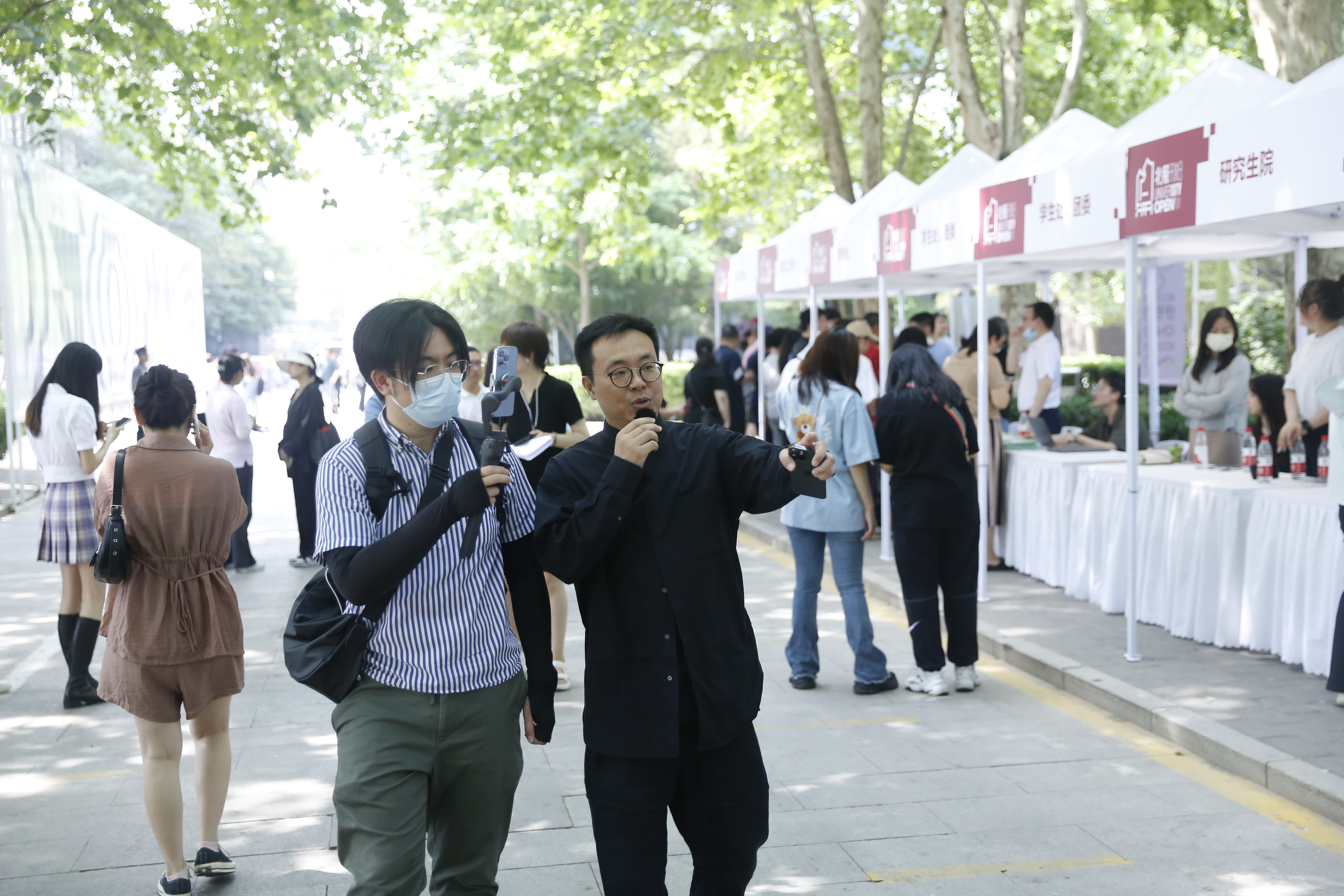 邹院副院长接受北京考试报直播采访.jpg