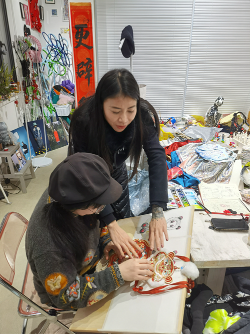 继续教育学院高定中心特聘教师彭晶与设计师汪圆圆讨论设计细节_副本.jpg