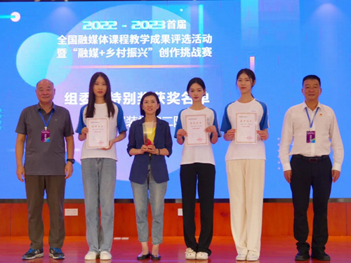 图2 腾冲市委书记马子兴（右一）颁发组委会特别奖_副本.jpg
