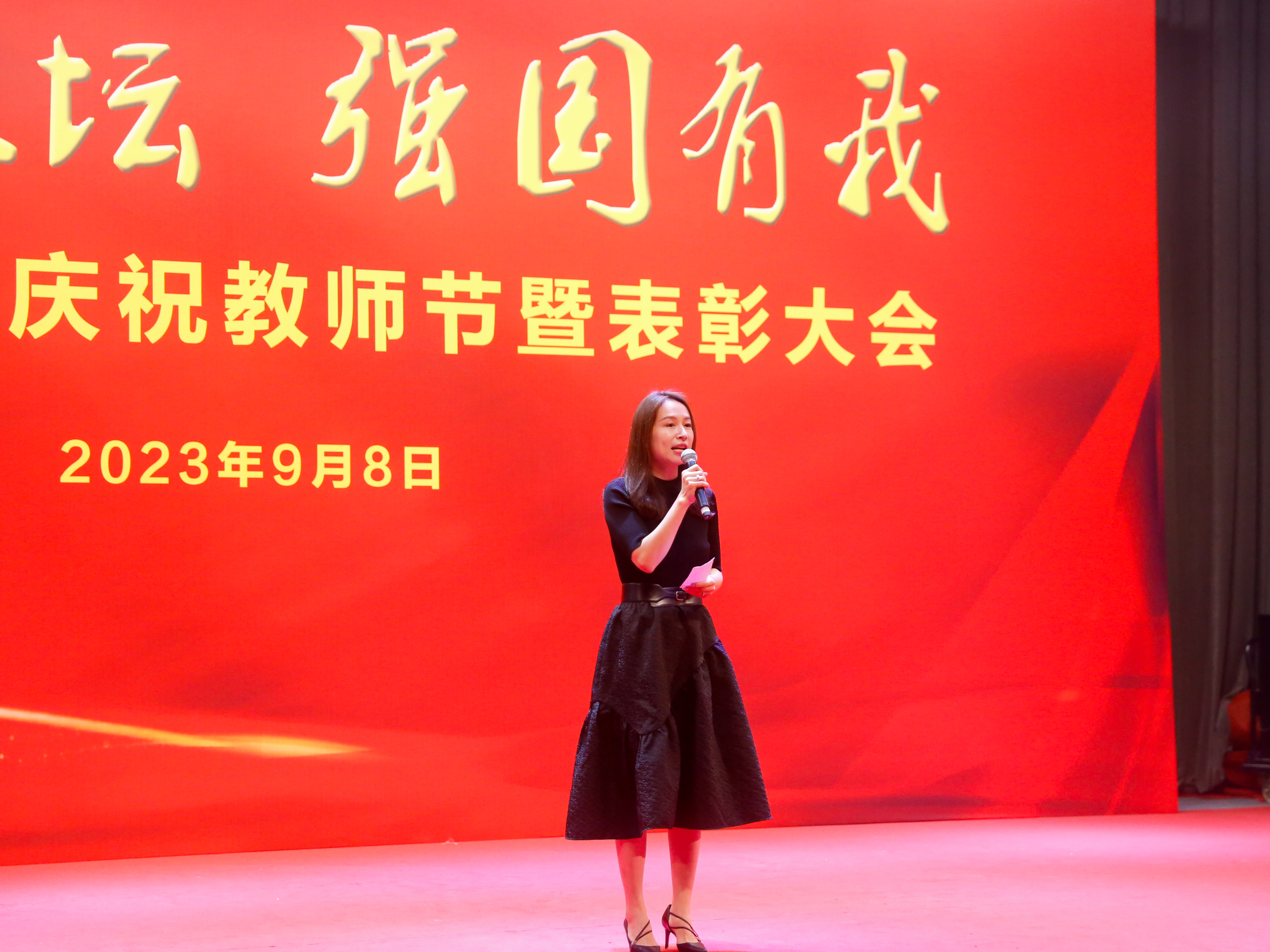 6 校级表彰奖项获奖代表万岚发言.jpg