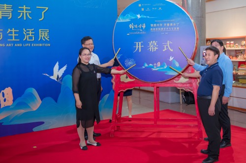 嘉宾击鼓开幕.jpg