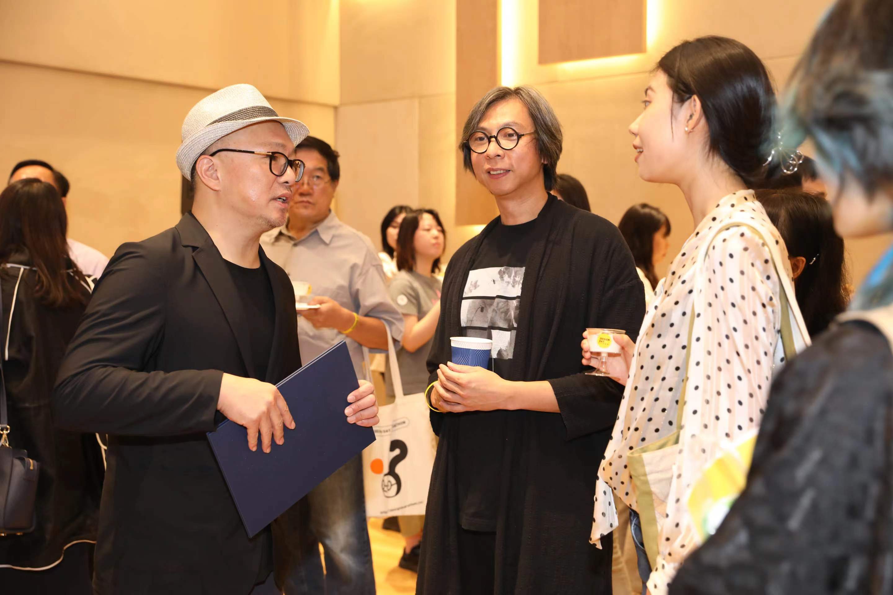 指导老师与学员互动并交流设计创意.jpg
