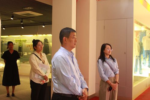 参观民族服饰博物馆.JPG