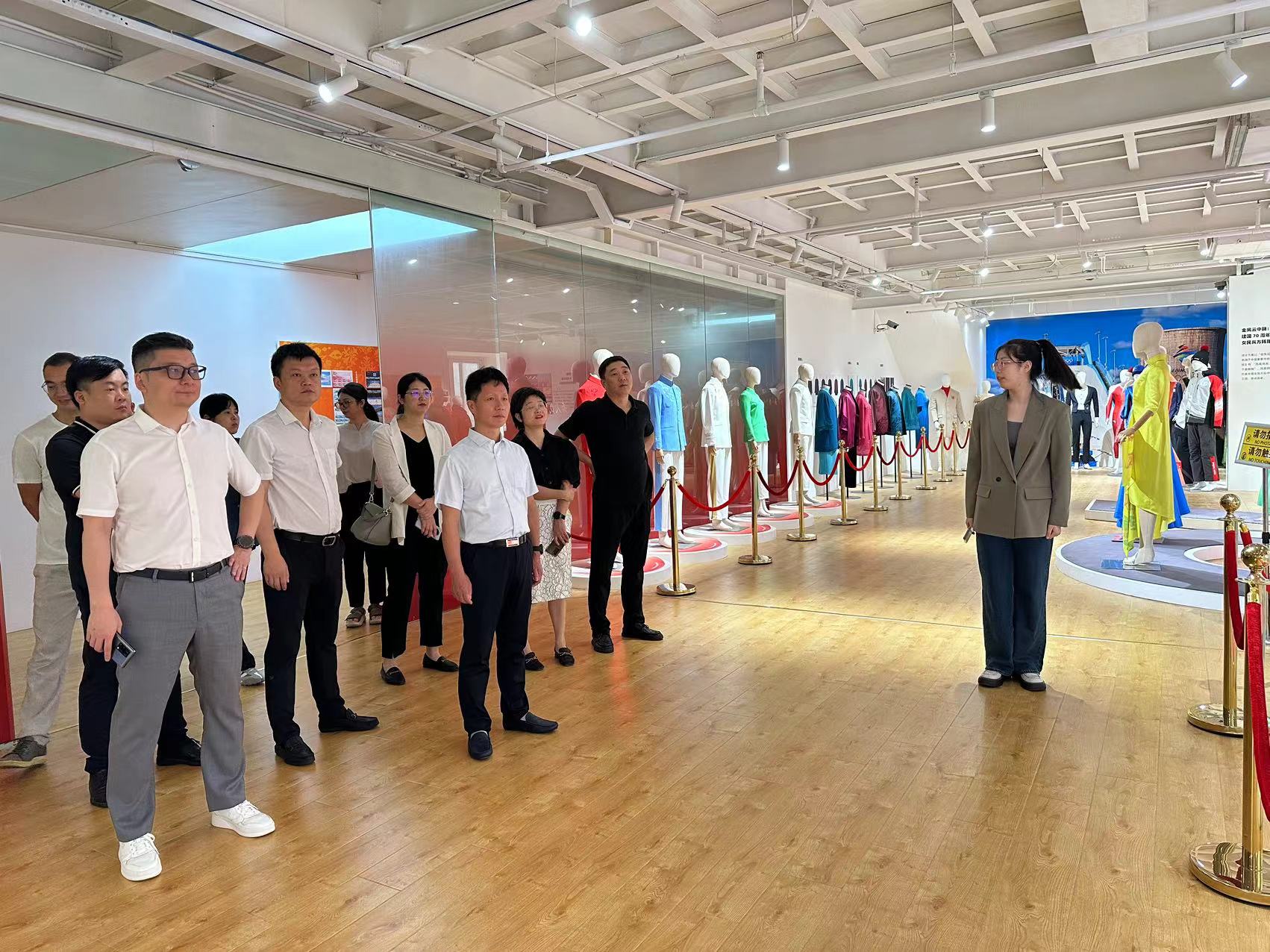 参观为人民而设计服务国家重大项目成果展.jpg