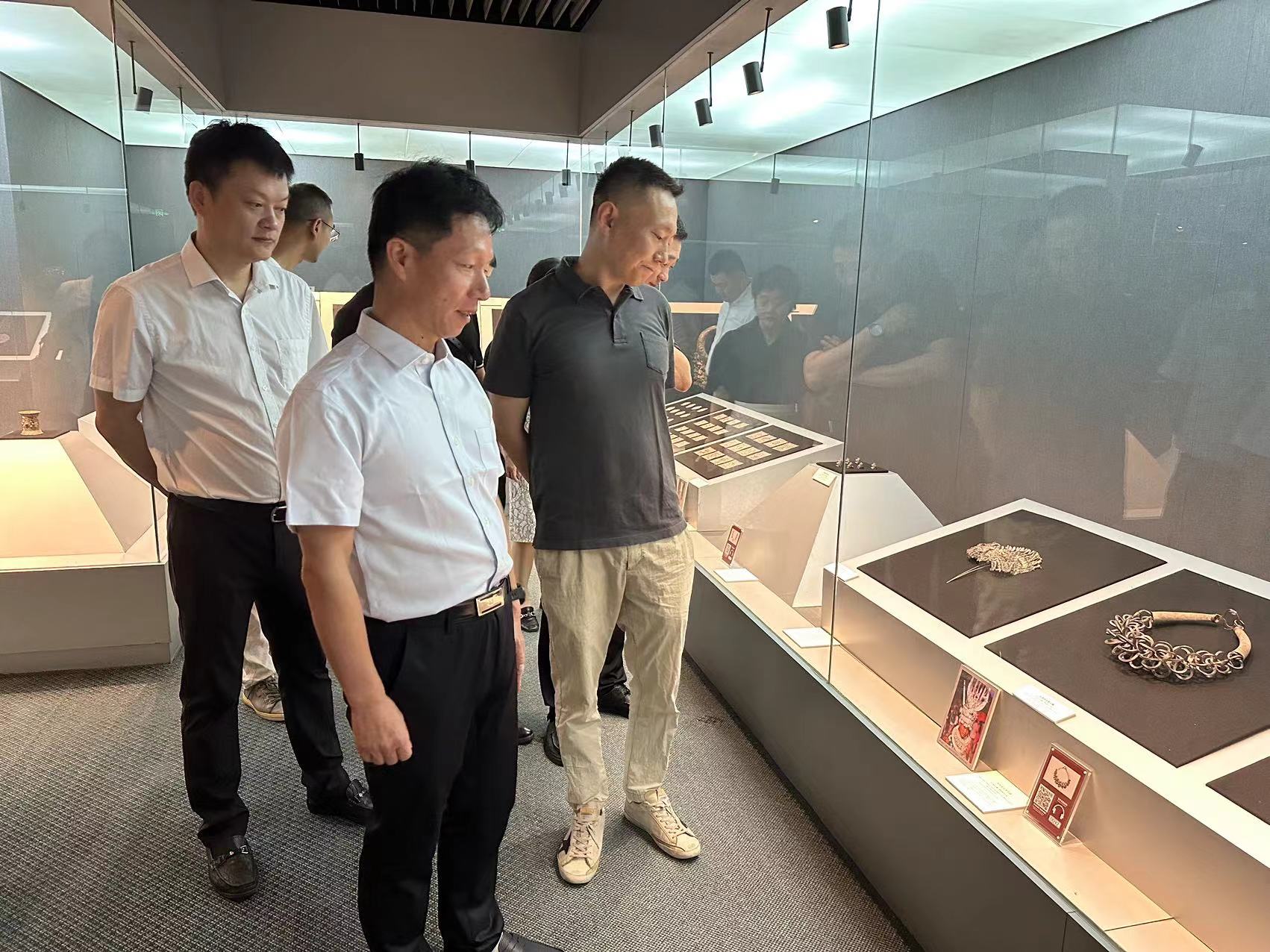 参观民族服饰博物馆.jpg