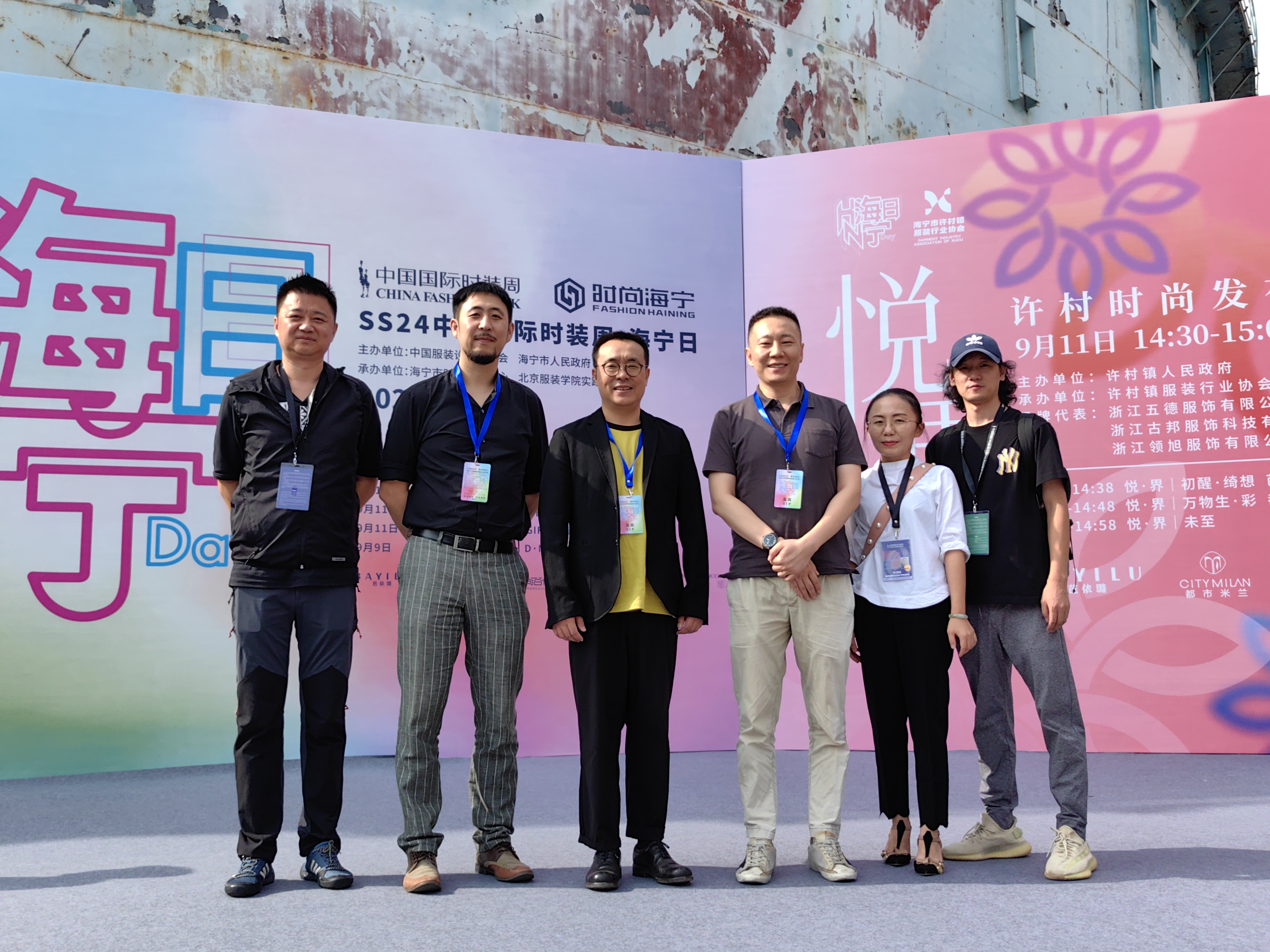 邹游副校长与实践部代表团队.jpg