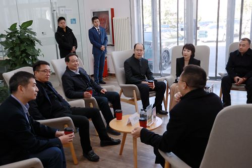 启动仪式前双方领导座谈交流.jpg