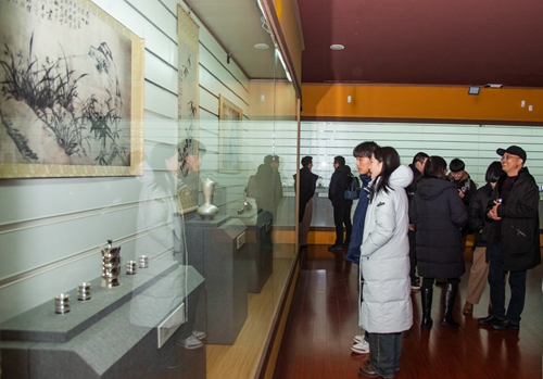 10.当地市民观展.jpg