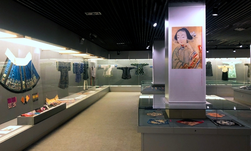 12、“新帖绣罗襦——清代民国汉族女性传统服饰馆藏展”专题展厅.jpg
