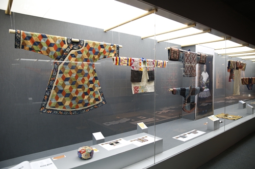 10、“东拼西凑、百衲成衣——馆藏拼布艺术展”专题展厅.jpg