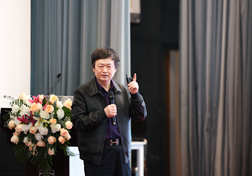 何人可教授演讲.jpg