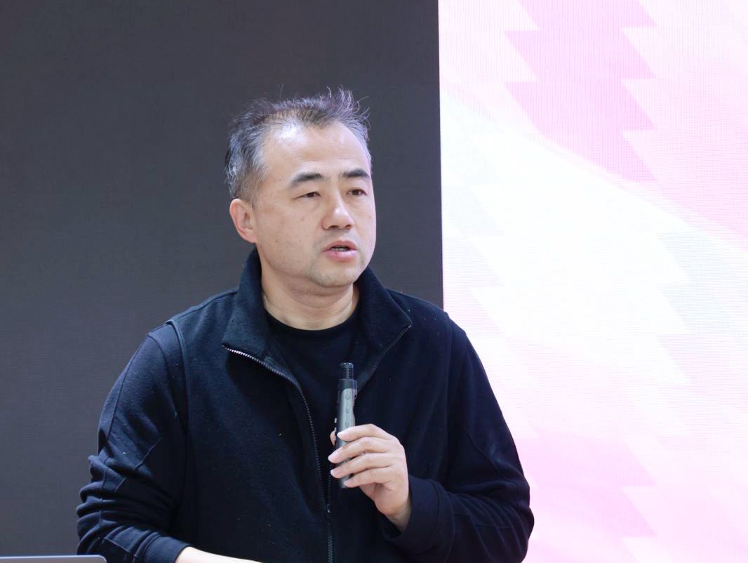 3.李成钢老师介绍展览_副本.jpg