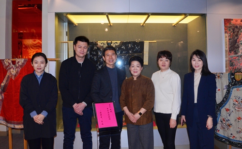 肖炜董事长惠赠服装_副本.jpg